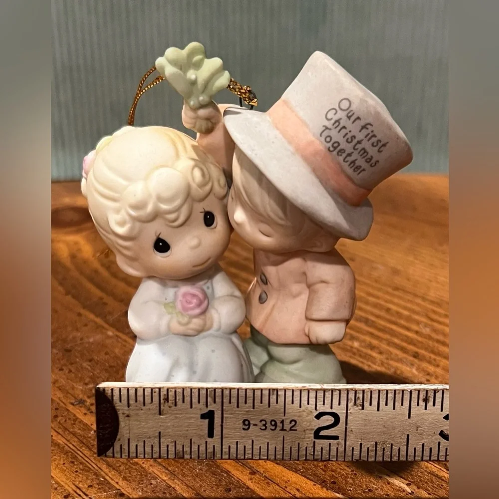 VTG PRECIOUS MOMENTS 2001 OUR FIRST CHRISTMAS TOGETHER PORCELAIN ORNAMENT 878855